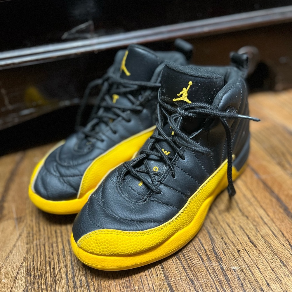 AIR JORDAN 12 RETRO - UNIVERSITY GOLD youth 2.5